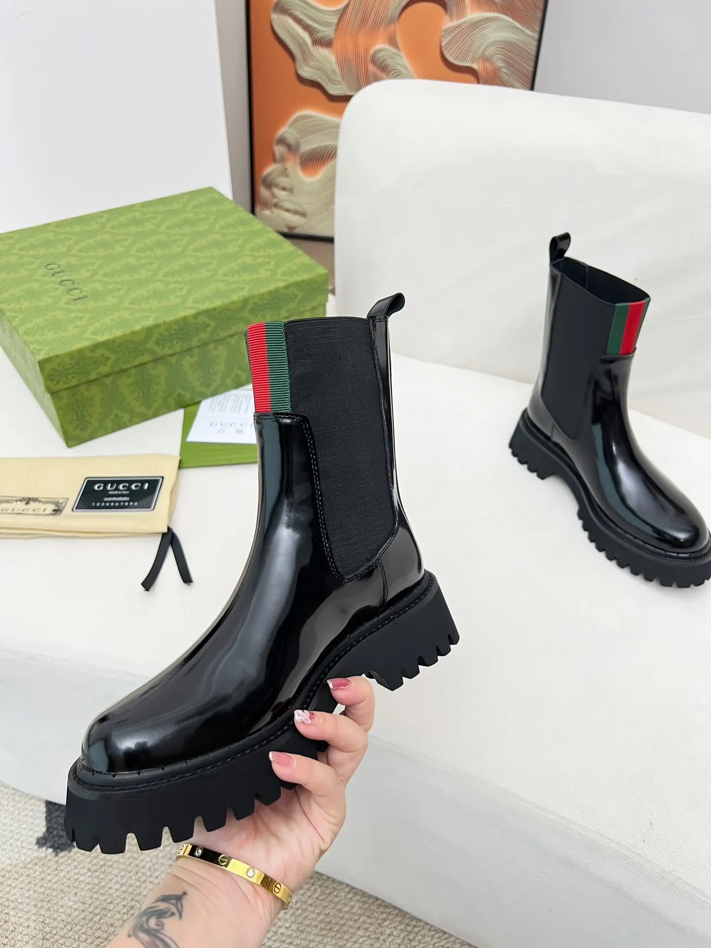 👟👟Ex-factory price 600👟👟 2025 latest version of Gucci GUCCI versatile Martin boots, easy to put on and take off, brand webbing color matching Heel height: 5cm Fabric: cowhide/open edge beads Inner/foot pads: black cowhide 🐂 Outsole is made of foam outsole Color: black Code number: 34-40. 34 and 41 42 Need to be customized Packaging: Comes with card and cloth bag.